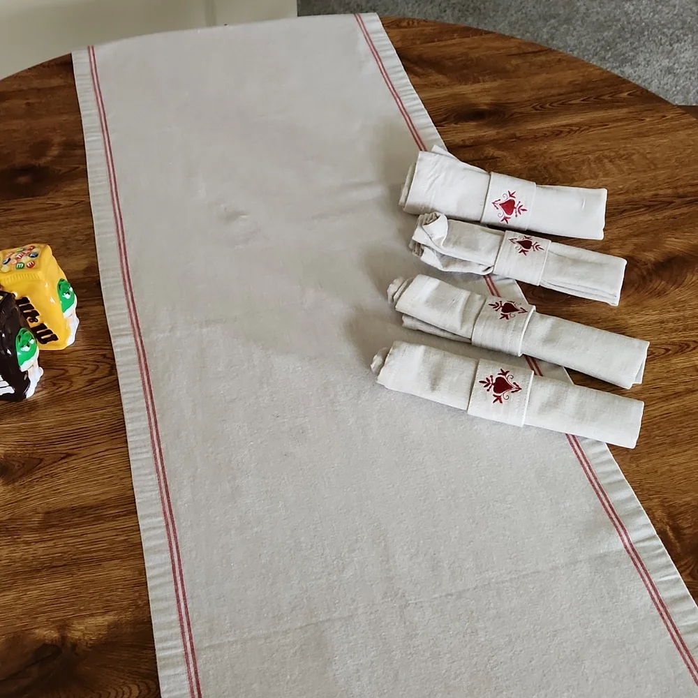 Walten 100% Cotton Table Runner with 4 matching cloth napkins measures 50